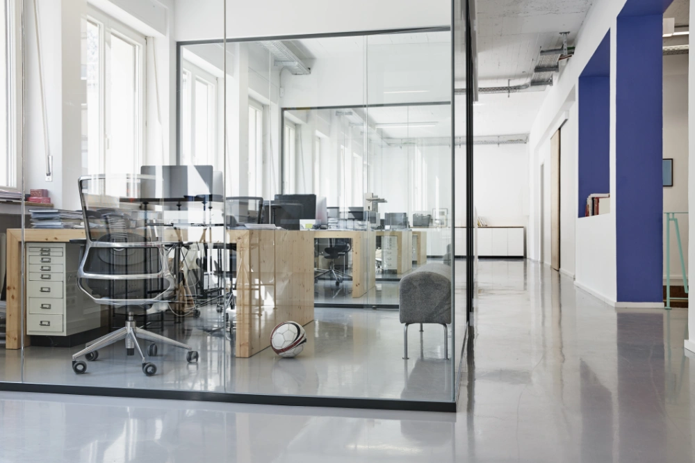 Glas-Raum-Bentzen- Bild zeigt Schiebetür zum Büro